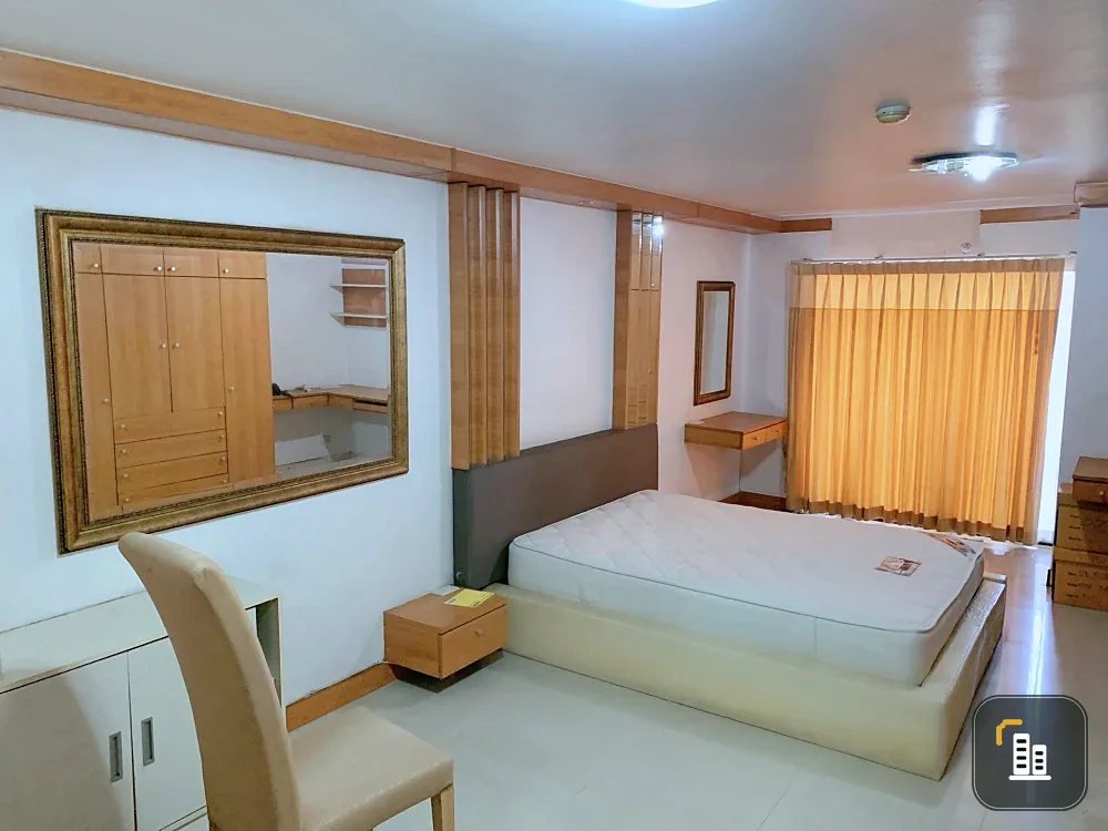 Urgent sale! Champs Elysees Condo, Tiwanon-Srisaman. Spacious room, lots of usable space, reasonable price. Hurry and reserve now. Don't miss out!