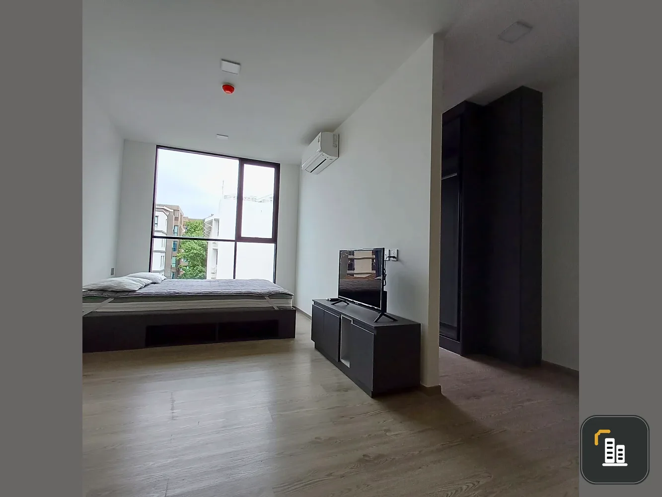 For rent: Maroon Ratchada 32, room with garage, full facilities, great price, you'll regret it if you miss it.