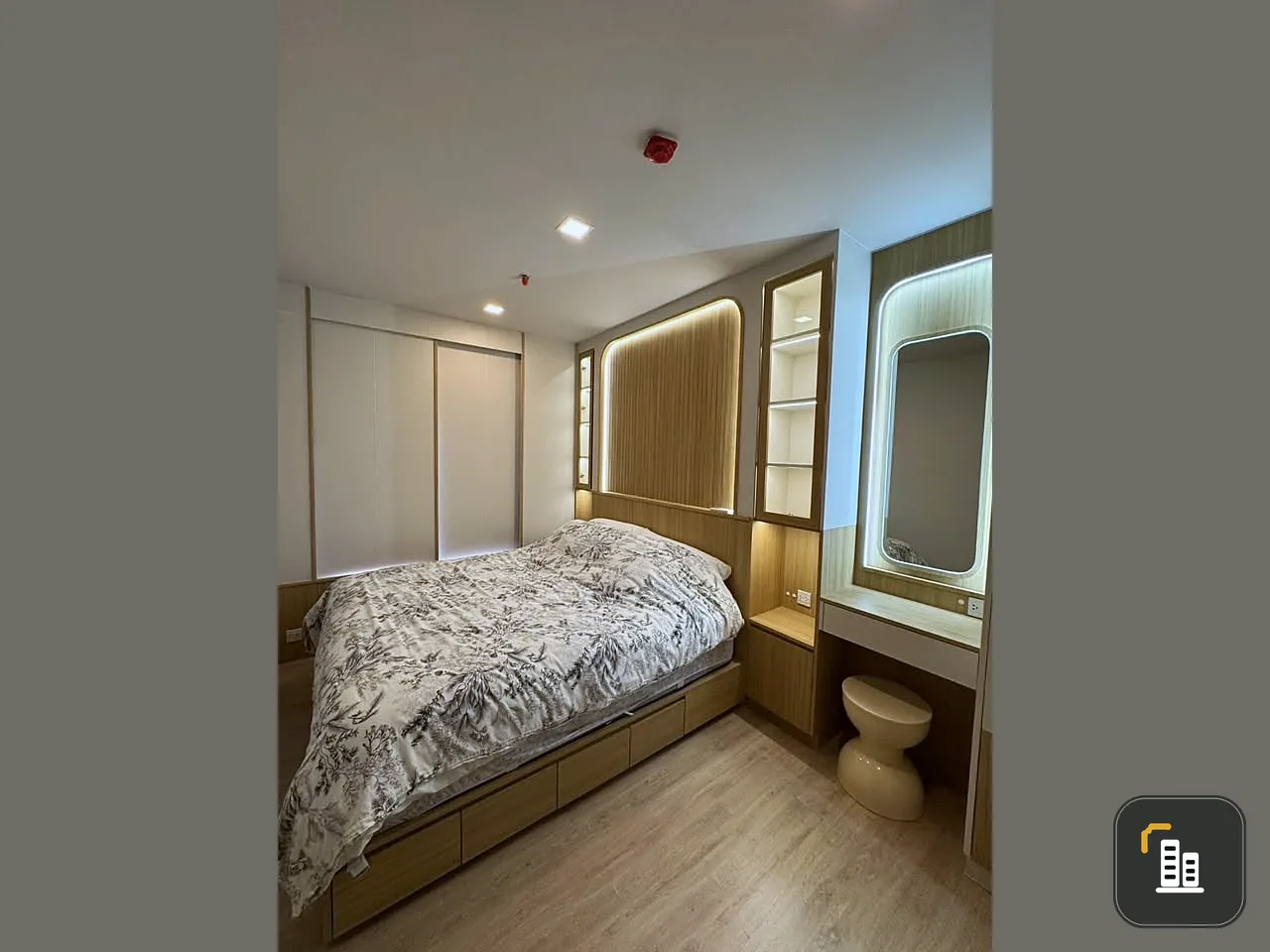 Metris Pattanakarn for sale, beautifully decorated room with a theme, built-in furniture, plenty of usable space, don't miss out on this great deal.