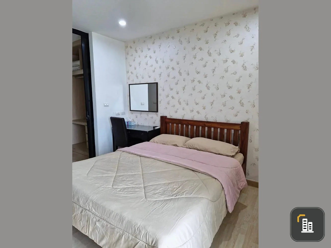For rent: The Forest Chaengwattana, 6th floor, quiet, ventilated, safe, with wallpaper. Interested? Reserve now!