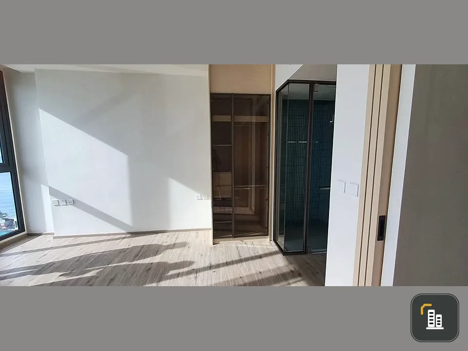 For sale: AROM WONGAMAT, the ultimate in luxury. Luxury beachfront condo in Pattaya. One bedroom. Don't miss it!
