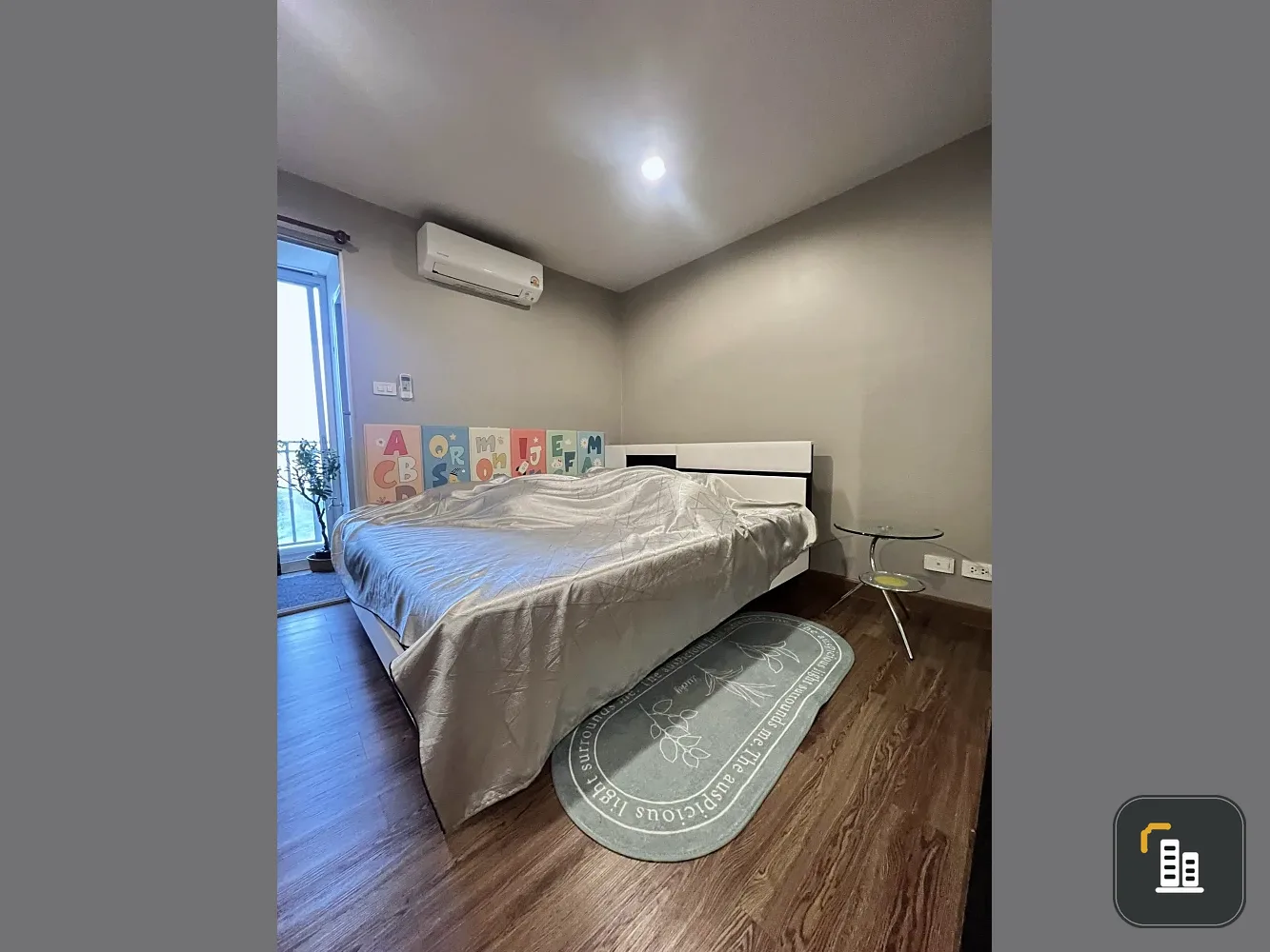 For sale: Regent Home 6 Prachachuen, a lovely room, fully furnished, comes with a large red sofa, comfortable to sit on, open view, reserve now.