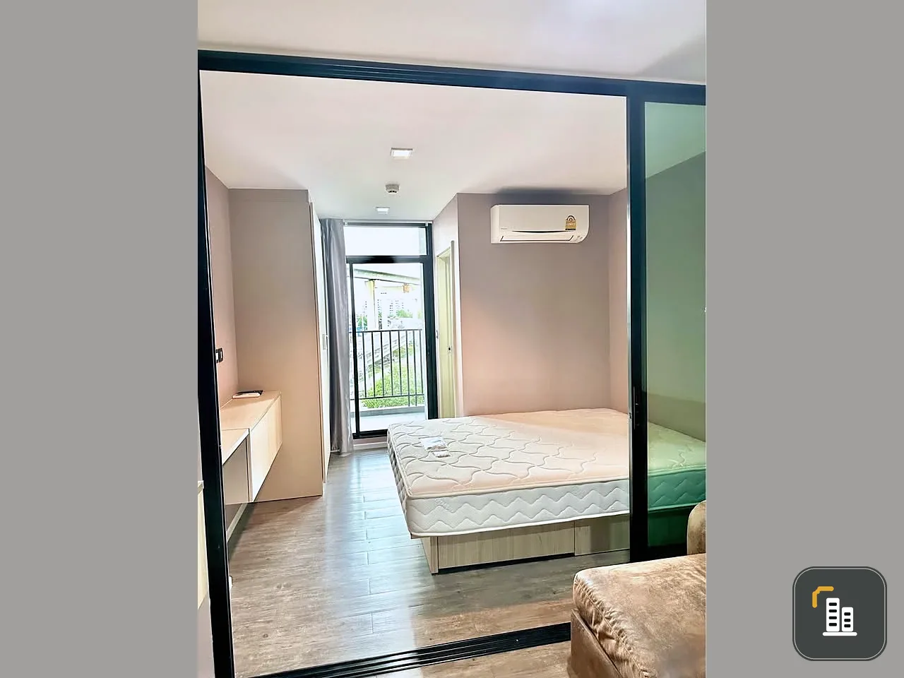 For sale: Tropicana BTS Erawan, 5th floor, partitioned room, fully furnished, ready to move in. Reserve now, don't miss out!