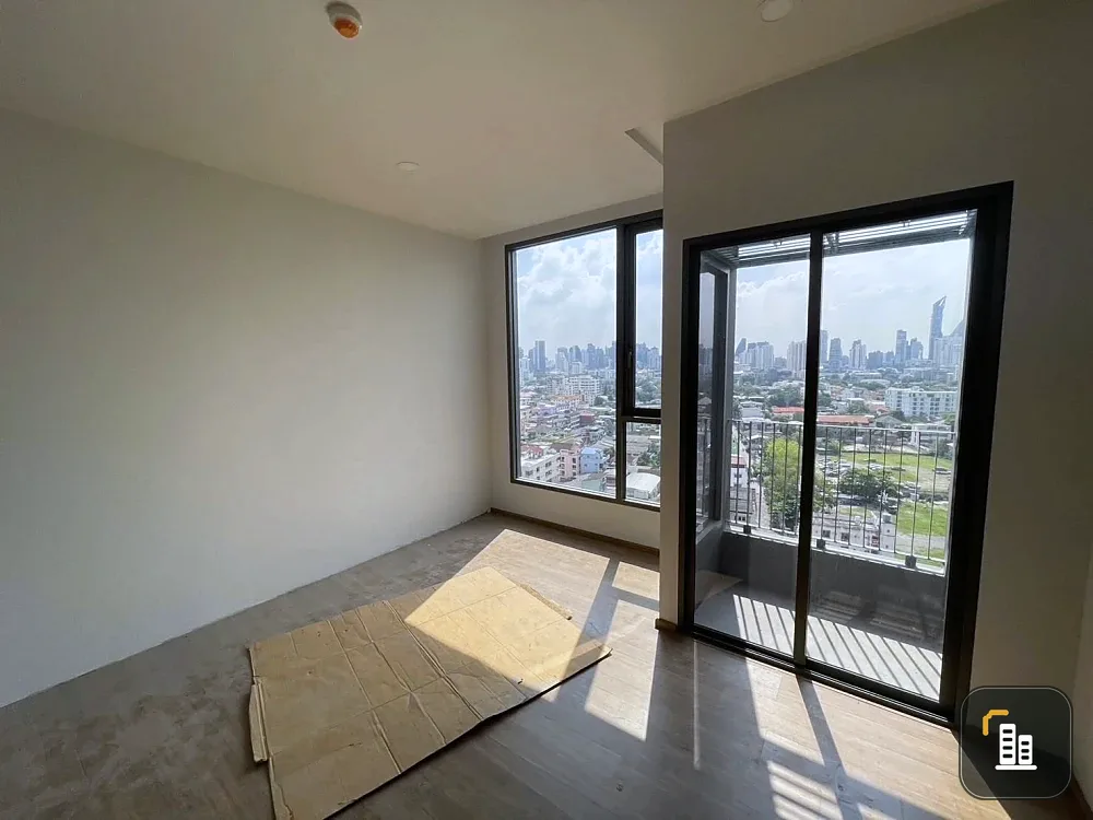 For rent: Cloud Thonglor-Petchaburi, 11th floor, room size 24 sq m., has bed, sofa, refrigerator, ready to move in.