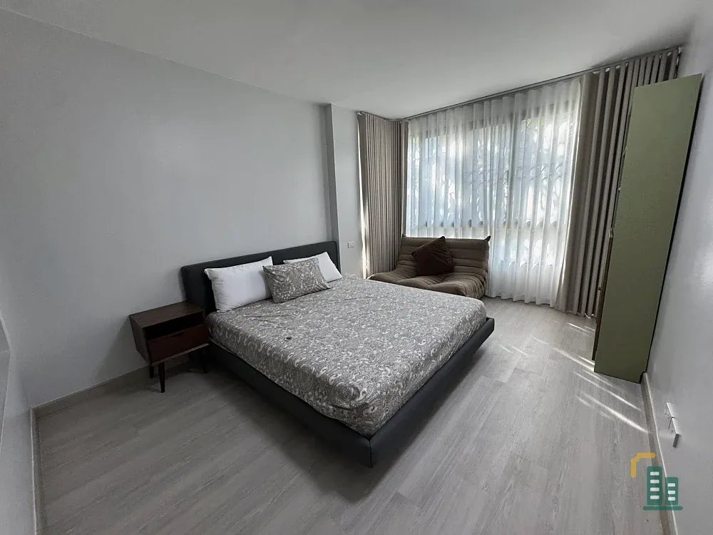 For rent: Issara @ 42 Sukhumvit, 2nd floor, corner room, size 85 sq m, fully furnished with electrical appliances. Hurry, it'll be gone soon.