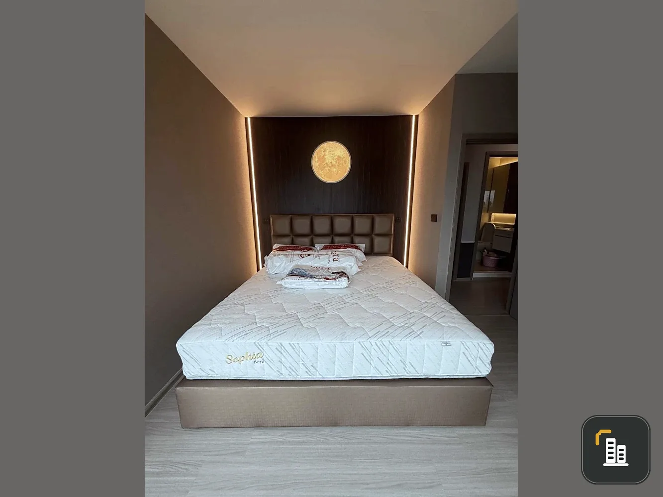 Condo for rent at Life Asoke Hype. Beautifully decorated room with fully built-in furniture. Come and reserve today. Don't miss out!