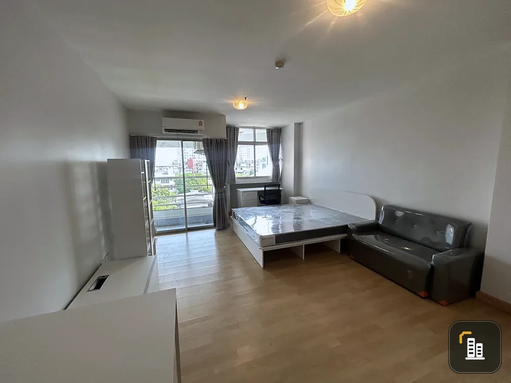 For sale or sale: P. Thana Tower, 4th floor, room near the swimming pool, condo, good location, near MRT Chokchai 4, hurry and reserve now!