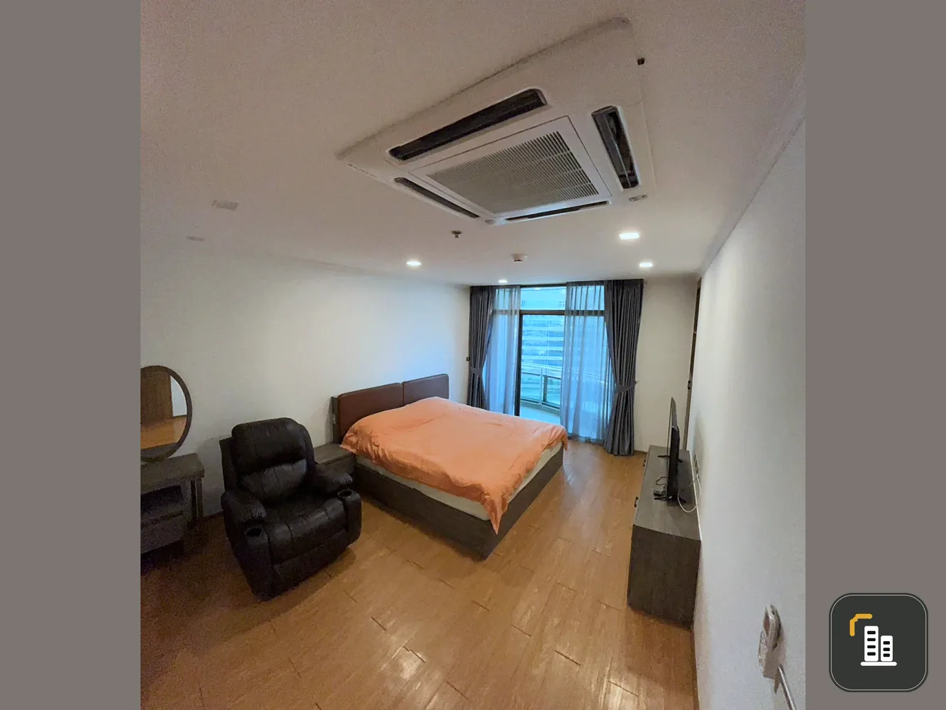 For rent: Lumpini Park View, 2 bedrooms, plenty of usable space, fully equipped with amenities, beautiful view from high floor, reserve now!
