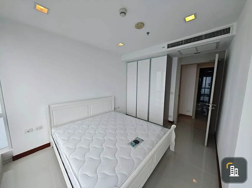 For sale: The Palm Wongamat Beach Pattaya. The room is on a very high floor (41st floor). You can get a full sea view. Very beautiful. Move in now. Do