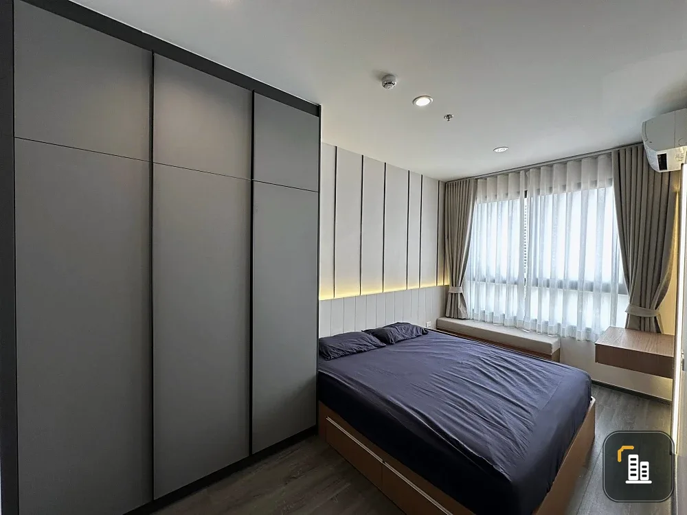 For rent: Ideo Sukhumvit - Rama 4. Spacious room with plenty of usable space. Built-in headboard. Fully equipped with amenities. Don't miss it!