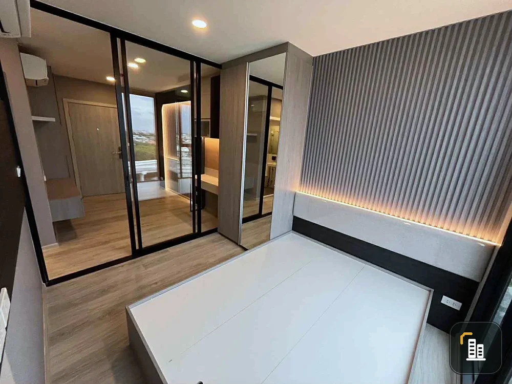 For sale: So Origin Phahonyothin 69 Station, north-facing, with views of the airport and the BTS. No need to find a decorating team because we'll hand
