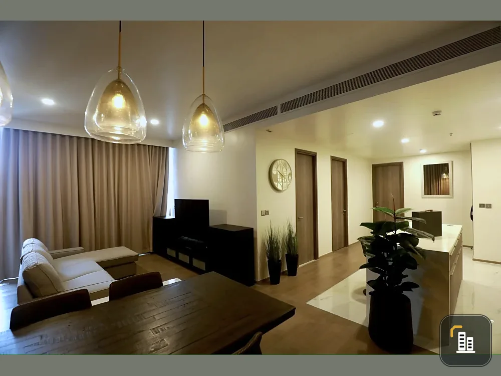 For sale: Celes Asoke, 30th floor, very high floor, 3 bedrooms, 3 bathrooms, very wide floor, fully furnished, ready to move in.