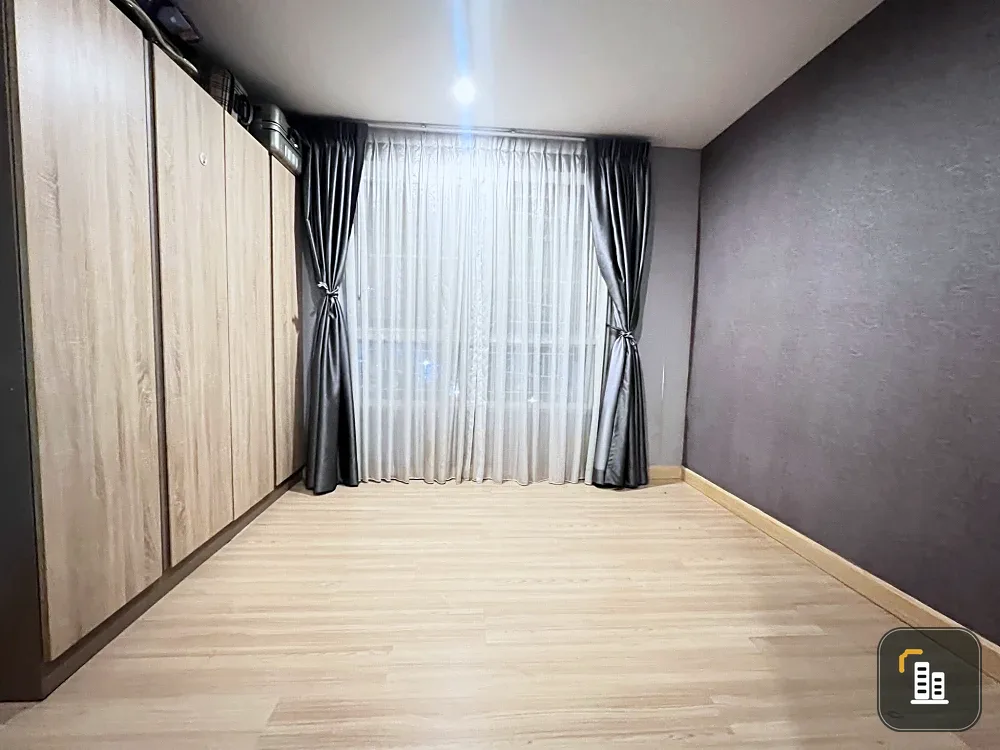 For rent: Niche id Serithai-Wongwaen, ready to move in, fully furnished, corner room, garden view, reserve now.