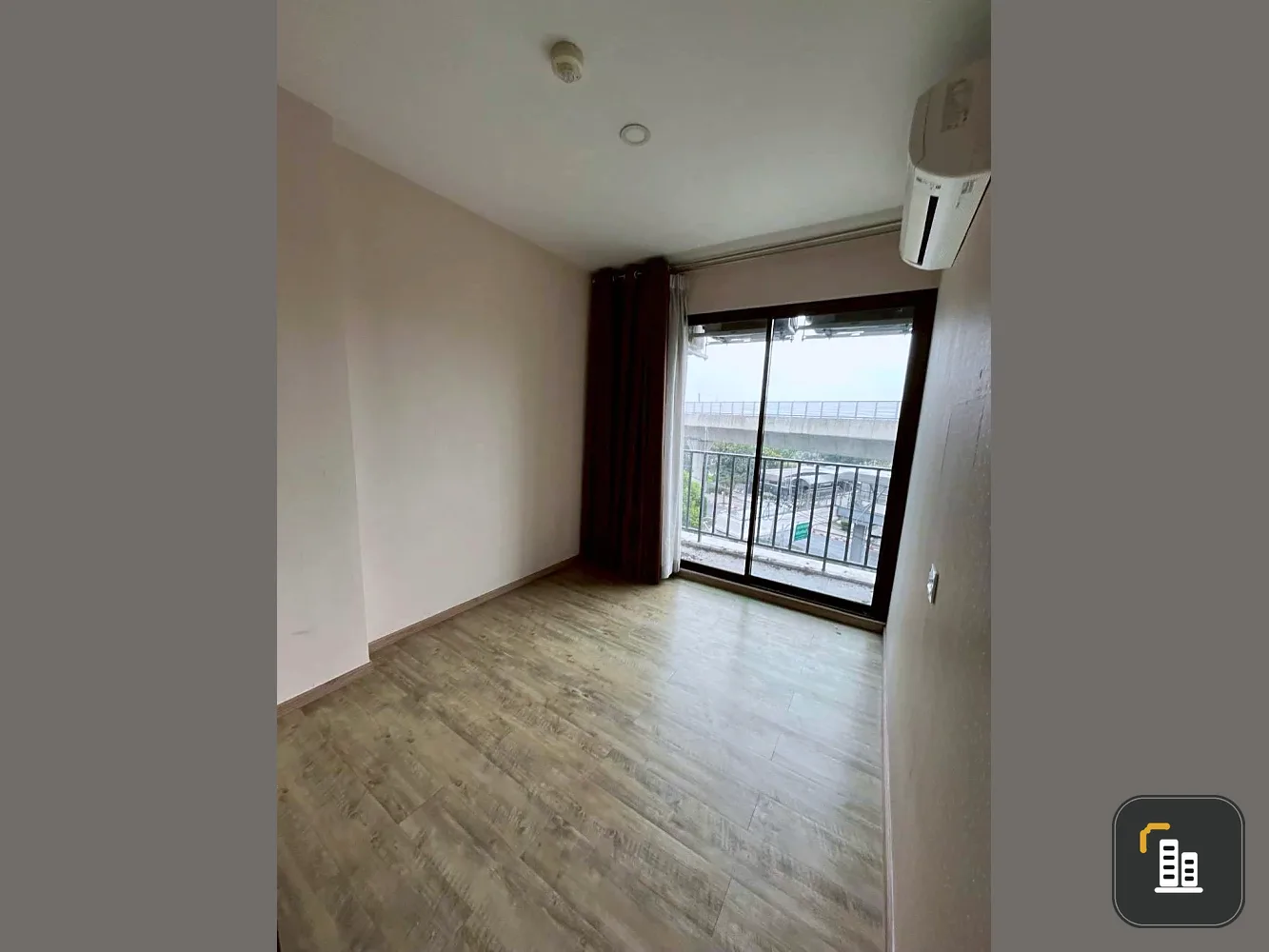 Urgent sale! Notting Hill Phahol-Kaset. Large room, comfortable living, lots of usable space, reasonable price. Come and own it today!
