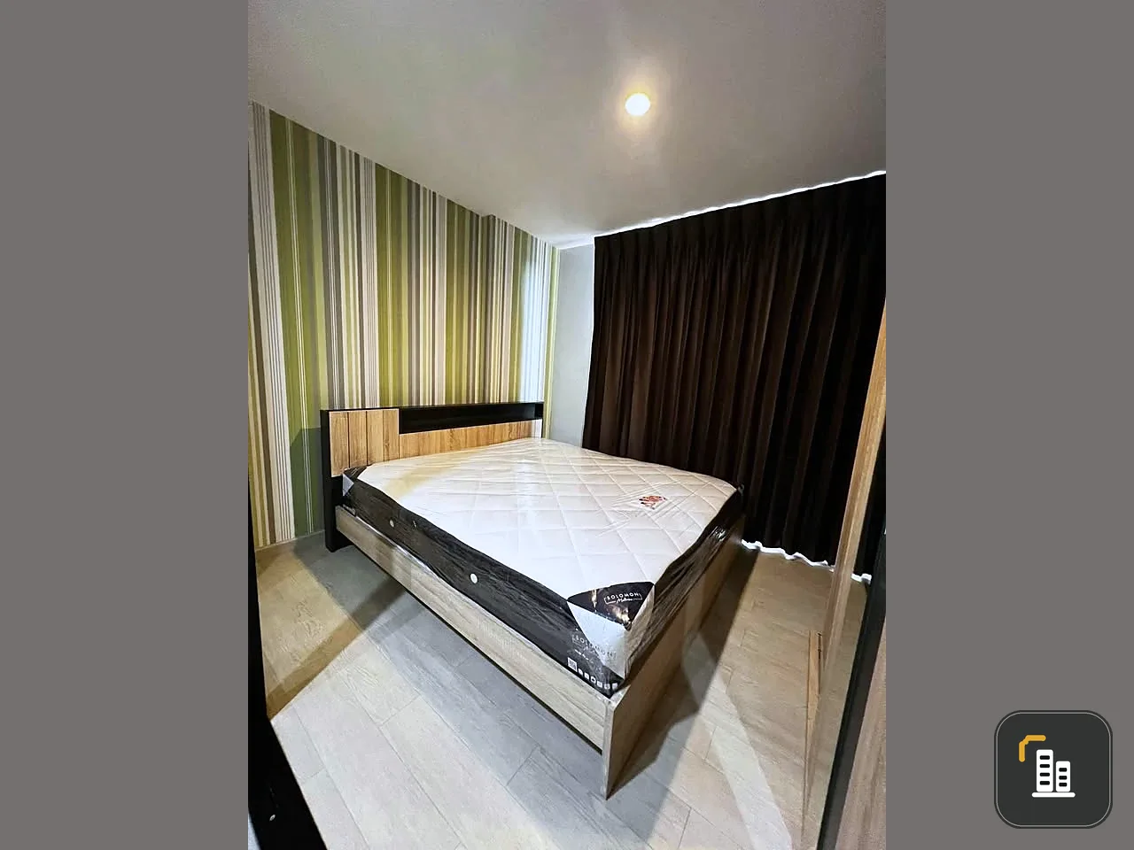For sale: MT Prestige Phaholyothin, a nice room on the 5th floor, good location, comes with a large brown sofa, comfortable to sit on, reserve now.