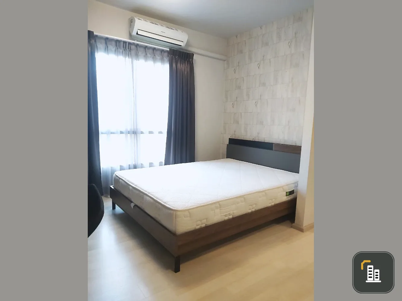 Unio Rama 2-Thakham for sale, a lovely room with complete amenities and a very comfortable brown sofa. Don't miss it!