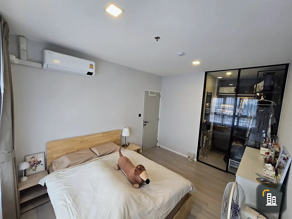 For sale: The Key MRT Phetkasem 48, corner room, not connected to any other room, balcony facing north, next to fire escape, don't miss it.