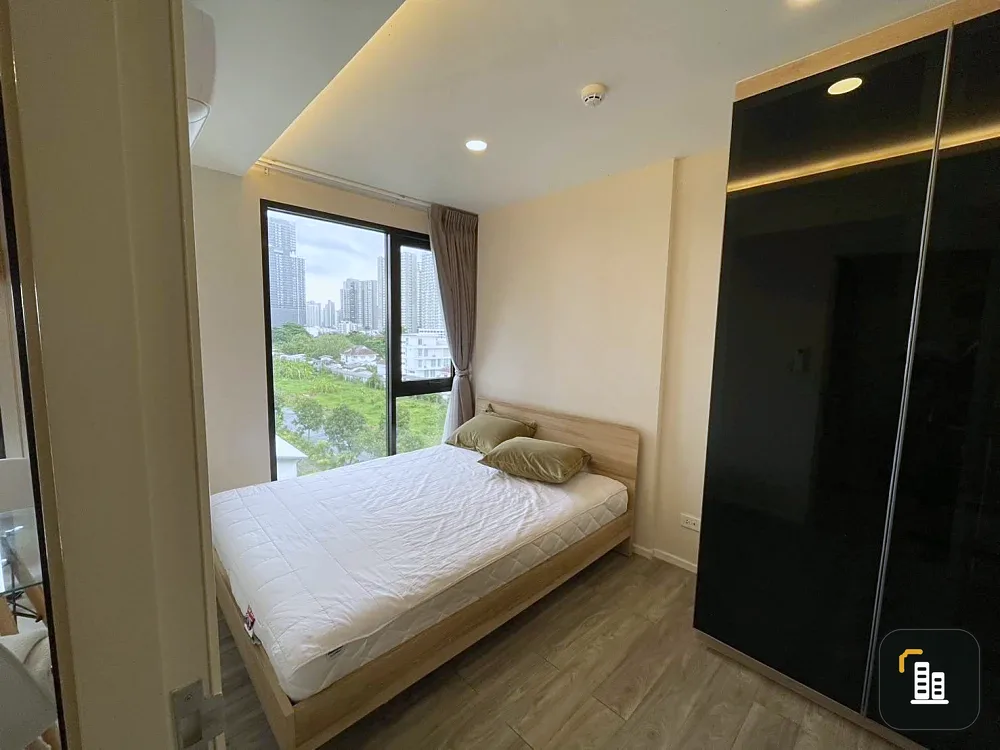 For sale: IKON Sukhumvit 77, 1 bedroom, 1 bathroom, closed kitchen, garden view, fully furnished + appliances. Don't miss out!