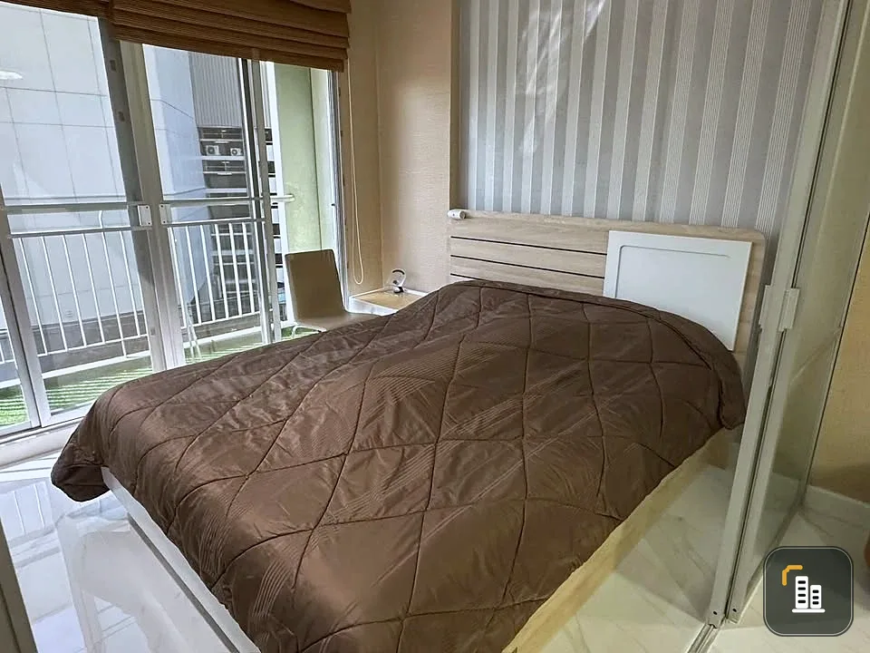 For sale or rent: Lumpini Place Ramintra-Lak Si, 4th floor, Building F, next to the Pink Line BTS station, wallpapered throughout the room, reserve no