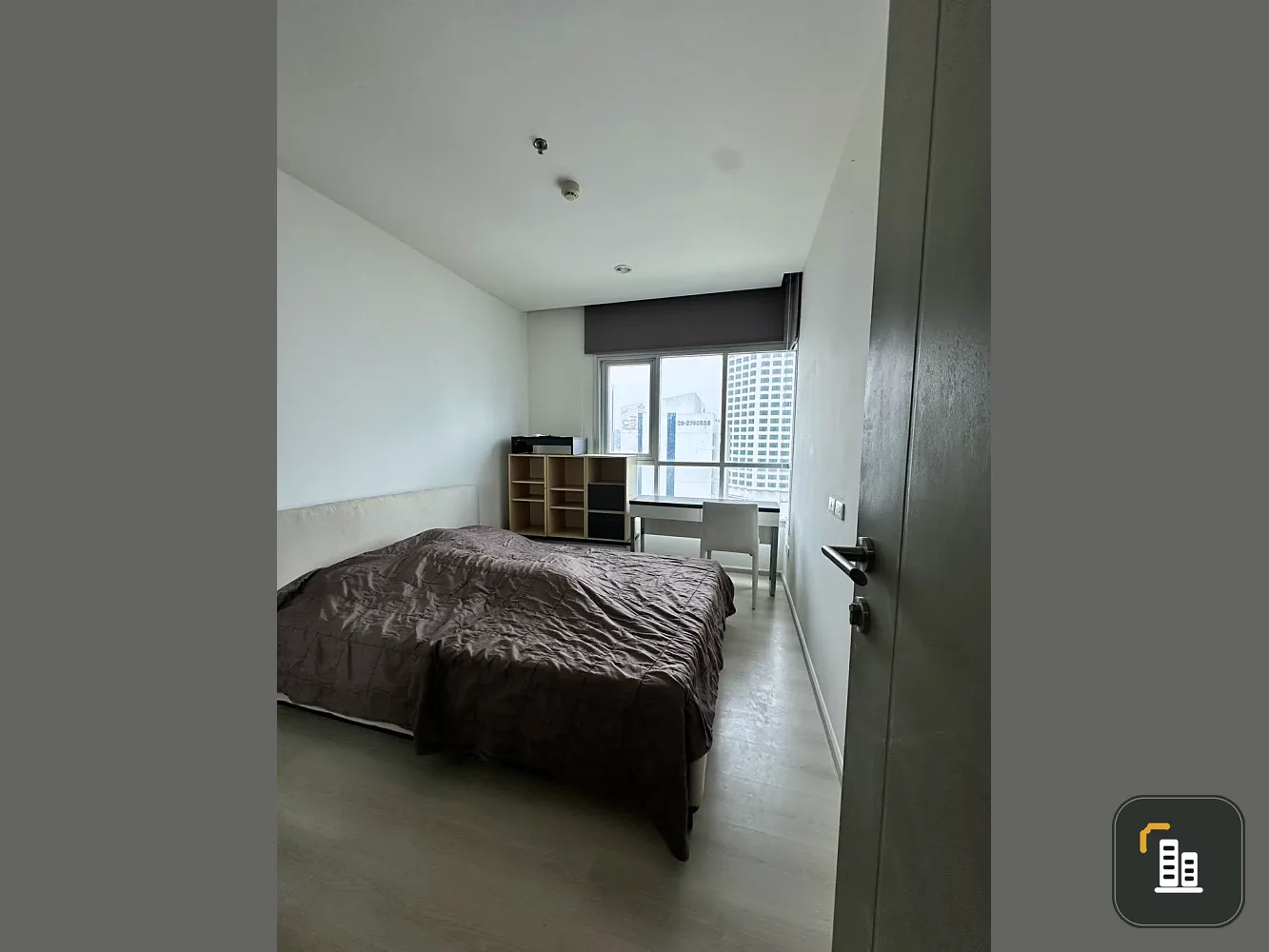 Life Ratchadapisek condo for sale, high floor, ready to move in, fully furnished. Book now!