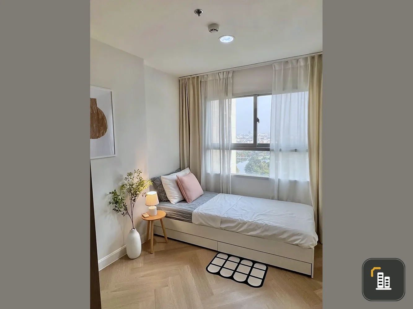 Selling The Trust @ BTS Erawan. Beautifully decorated unit with a consistent color scheme. Great location, stunning unblocked view. Book now!