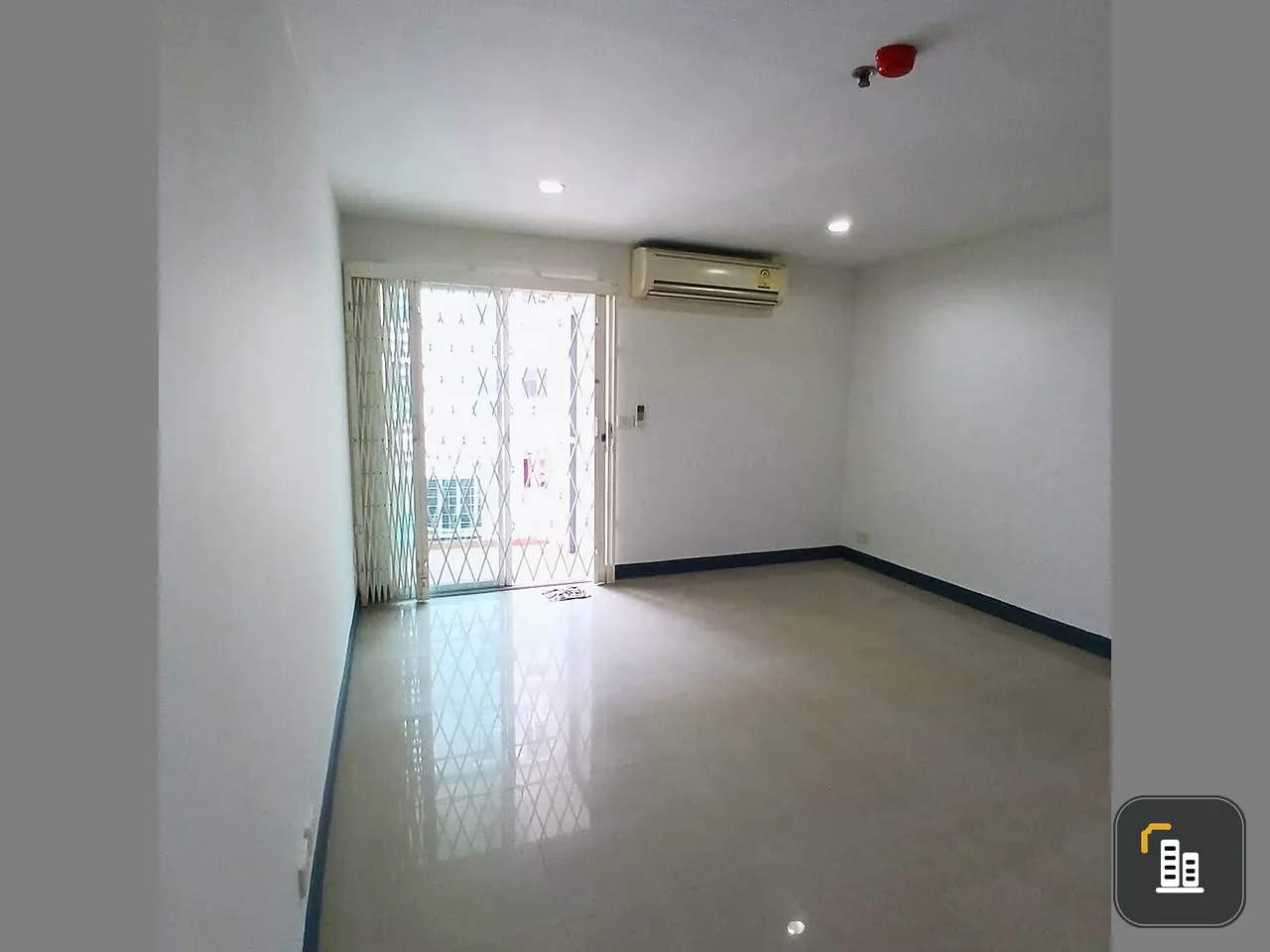 Urgent sale! Regent Home 7/1 Bangna, unfurnished unit, affordable price. Perfect for those who love decorating! Don't miss this opportunity!