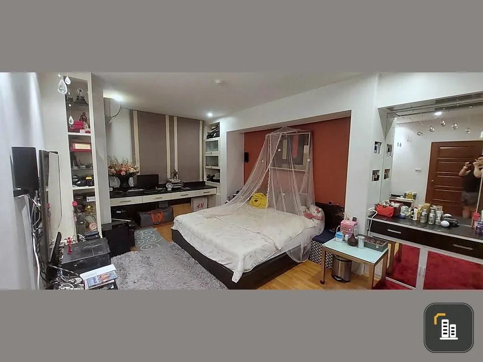 Selling a spacious room at Klangkrung Resort Ratcha 7. It features high-quality built-in furniture and a walk-in closet. Book now!