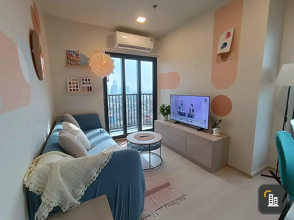 For sale or rent: FLO by Sansiri, corner unit – a rare item, the only one with a curved balcony. Stunning, expansive river views. Book now!