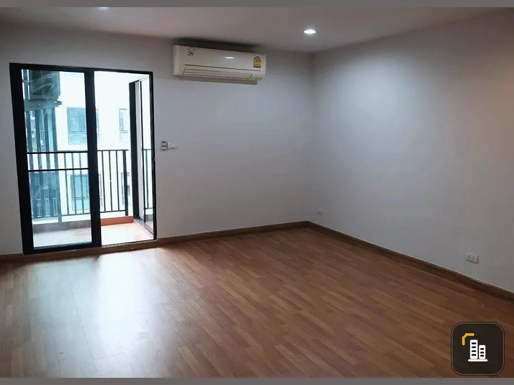 For rent: Regent Home 10 Chaengwattana. Empty, spacious unit on a low floor, perfect for someone who enjoys decorating. Act fast before it's gone!!!