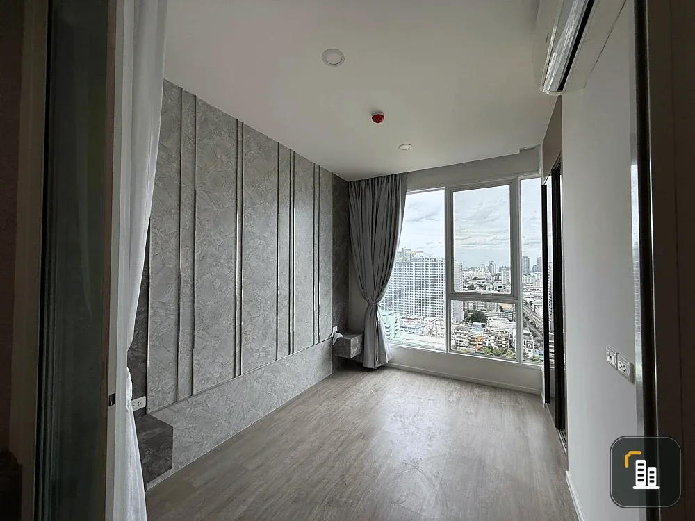 Urgent sale! De Lapis Charan 81, 22nd floor, high floor with great view. Unfurnished unit, affordable price. Perfect for interior decorating enthusias