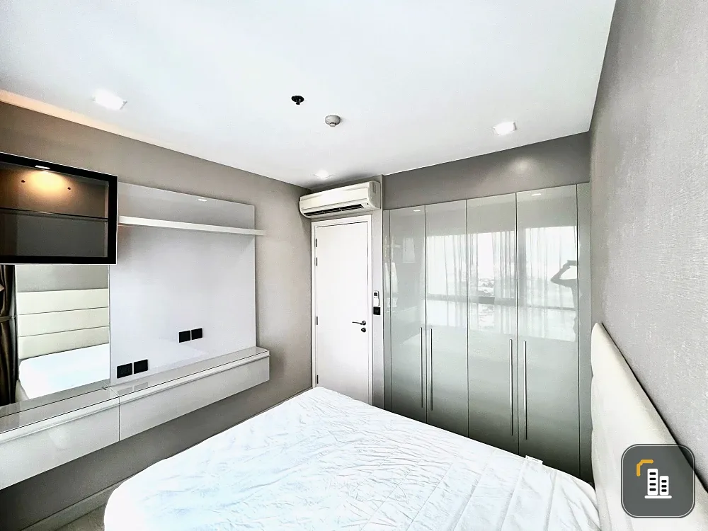 For rent: The Signature by Urbano, 2 bedrooms, corner unit with north-facing views. The unit is well-decorated with built-in furniture and fully equip