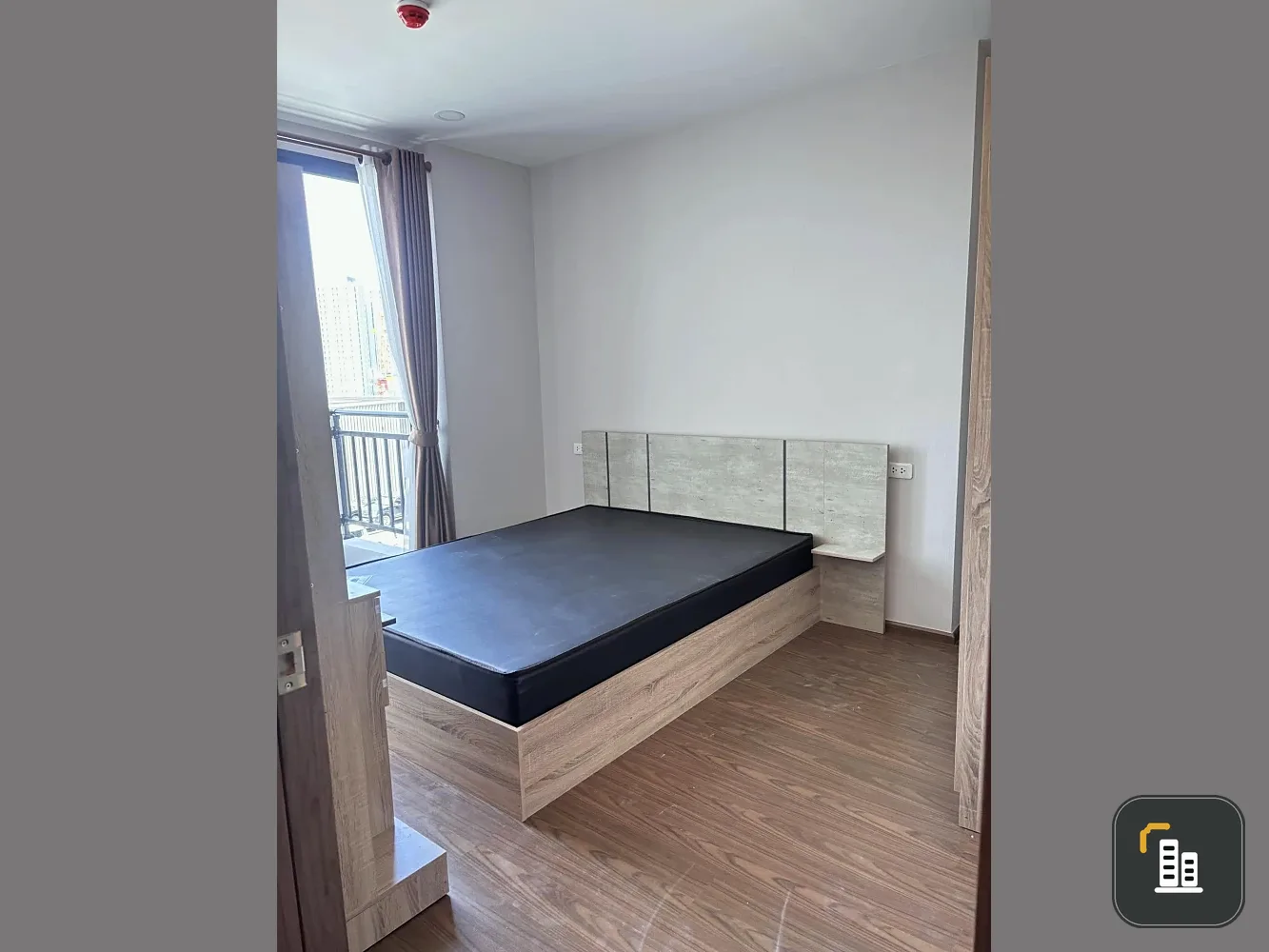 For sale or rent: Artisan Ratchada, 7th floor. Right after exiting the elevator, you'll find it! No need to walk far. Spacious room. Book now!