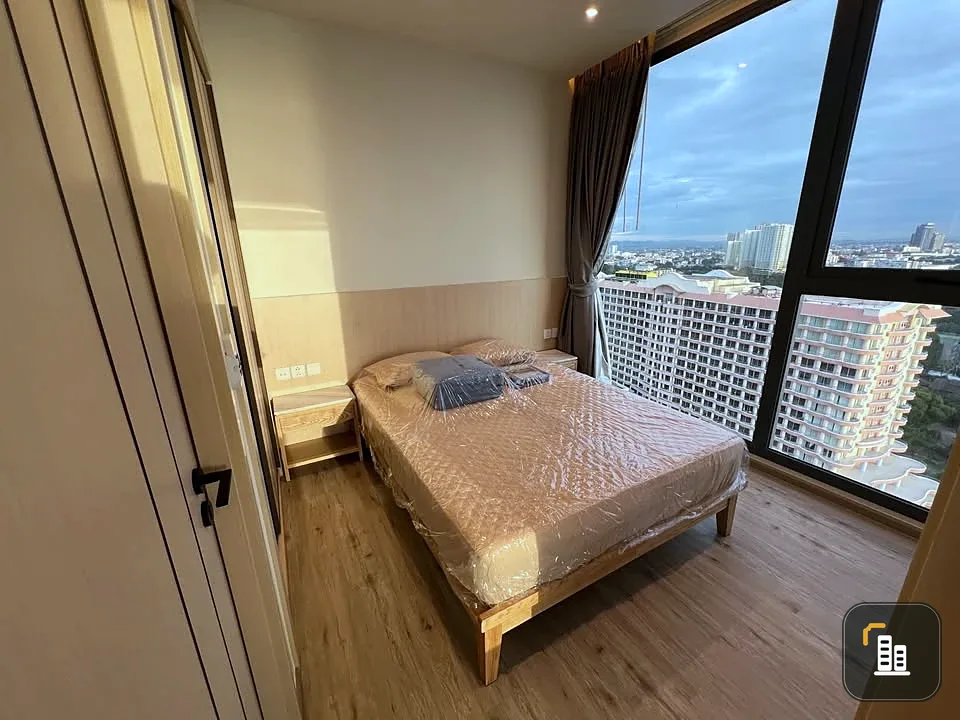 For rent: AROM WONGAMAT, 2 bedrooms, spacious living area, beautiful unblocked views, private elevator. Book now!