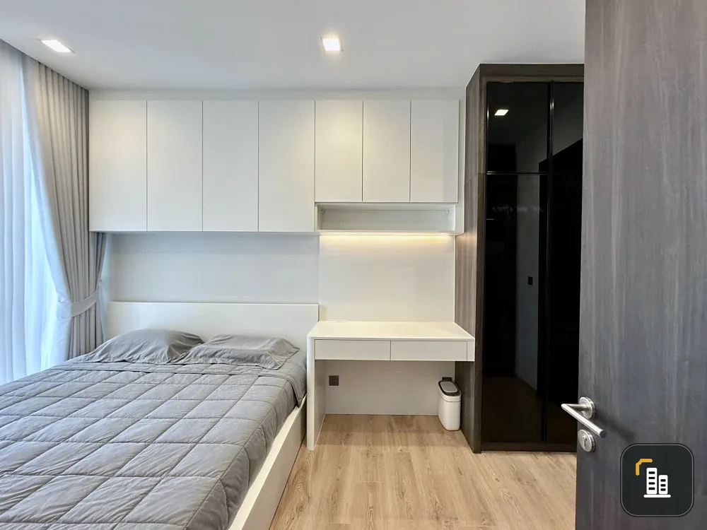 Noble Around Ari condo for rent. Fully furnished with built-in furniture throughout, in a minimalist white style. Ample storage space. Book now to sec