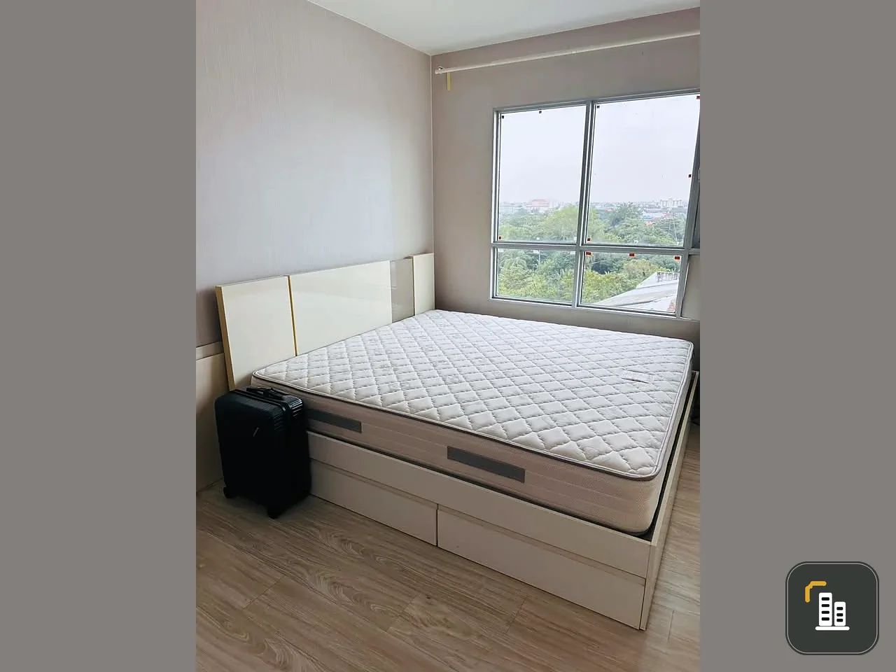 For sale or rent: Aspire Sathorn-Taksin (Brick Zone) studio apartment. Great location, convenient transportation, fully furnished. Don't miss out!