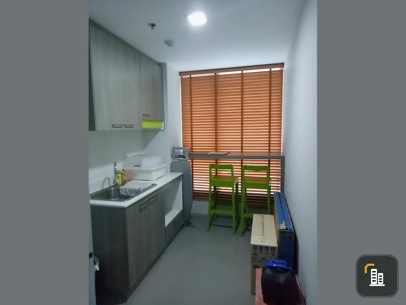 For sale: Greené Chaengwattana condo. Comfortable and spacious living area. Conveniently located near the Pink Line BTS Skytrain. Don't miss out!