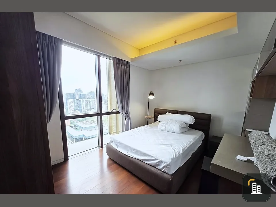 For rent: Hansar Rajdamri. Spacious room with ample living space, fully furnished, and with a private elevator. Book now!