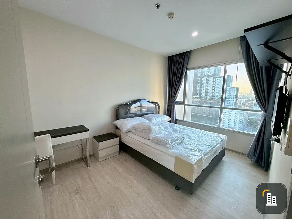 For rent: Life Ratchadapisek, 2 bedrooms, spacious living area, fully furnished. Don't miss this great opportunity!