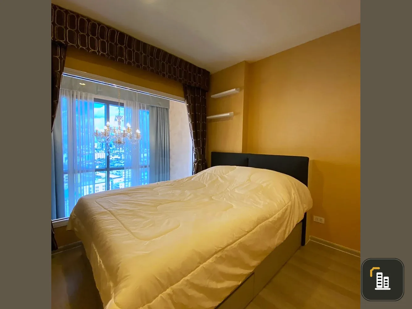 Selling Centric Ratchada–Huai Khwang, 20th floor, fully furnished and ready to move in. Book now!