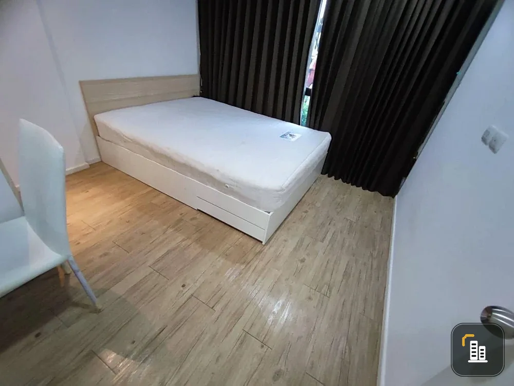 Selling The Midd Condo, a lovely unit on the 1st floor, fully furnished, in a great location. Don't miss out!