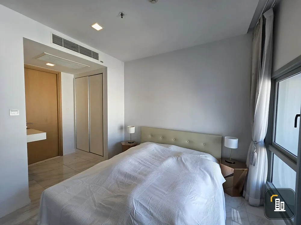 Selling HYDE Sukhumvit 11. A lovely, high-floor unit with city views. Spacious, fully furnished with appliances. Don't miss out on this great deal!