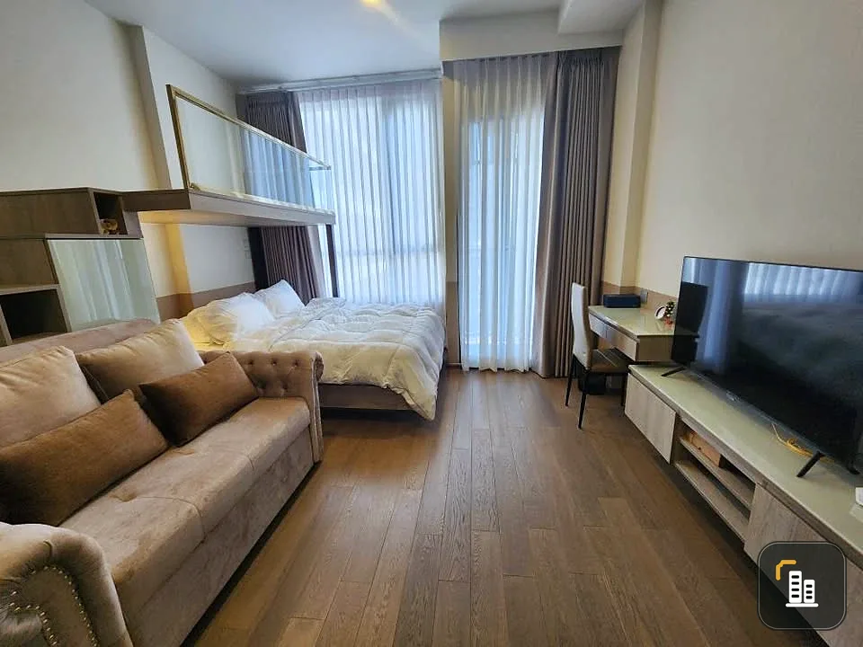 Selling a studio unit at Park Origin Phayathai, 10th floor. It features a loft bed, maximizing space, and is fully furnished and ready to move in.
