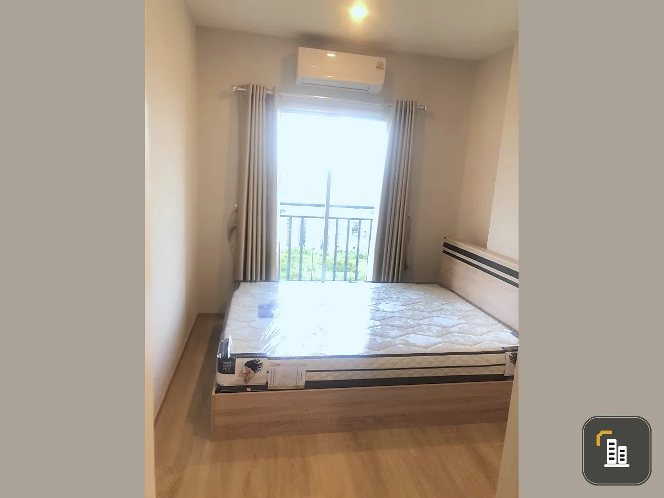 For rent: Lumpini Place Chaengwattana-Pak Kret Station, 28 sq m room, 19th floor. Includes washing machine and dining table. You can't miss this oppor