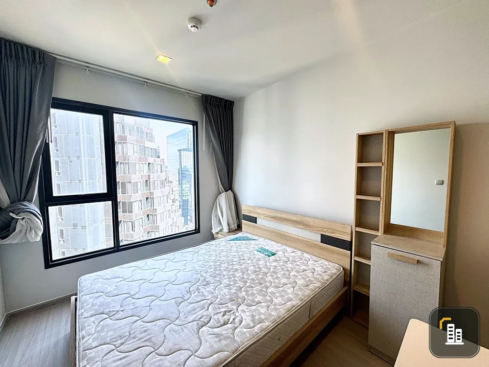 For rent: Life Asok-Rama 9, top floor unit, spacious, fully furnished with appliances. Don't miss out!