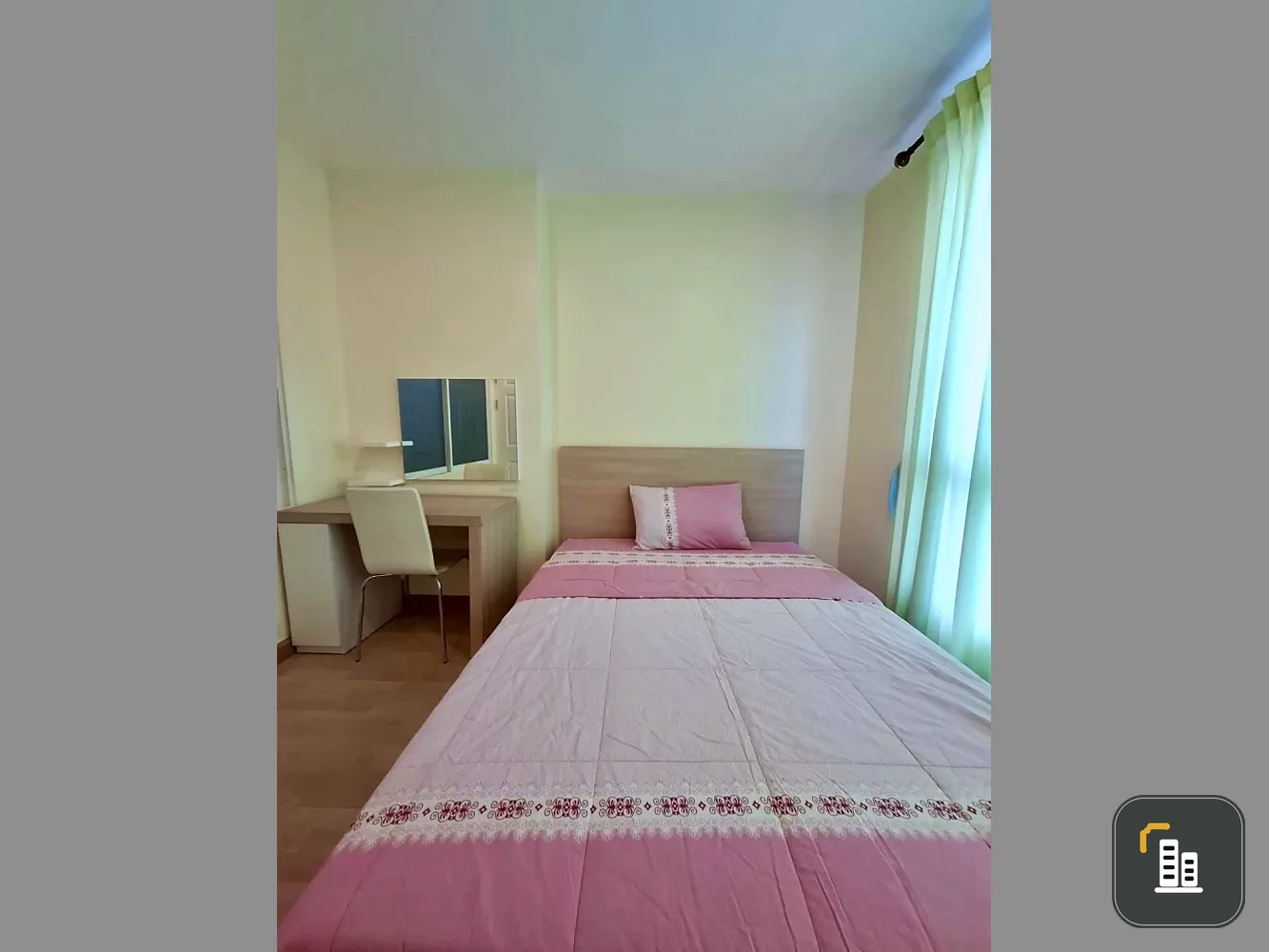 Selling Life @ Phahon-Ari condo, 8th floor. Great view, not too high, not too low. Includes plenty of furniture and appliances. Just bring your suitca