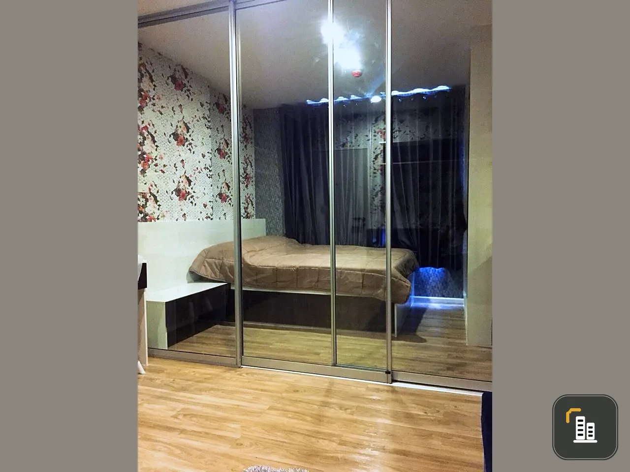 Selling ISSI Condo Suksawat. Beautifully decorated unit with high-quality wallpaper and fully furnished. Don't miss out!