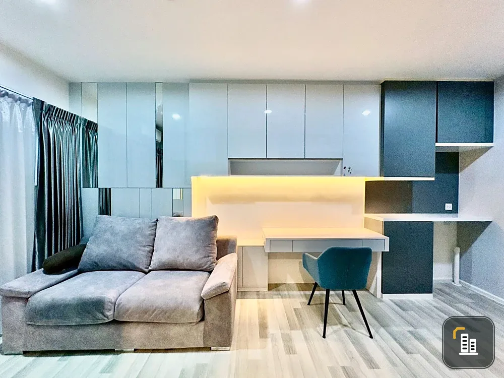 Selling The Key Sathorn-Charoenrat. Comfortable and spacious unit, facing Charoenrat Road with pool view.