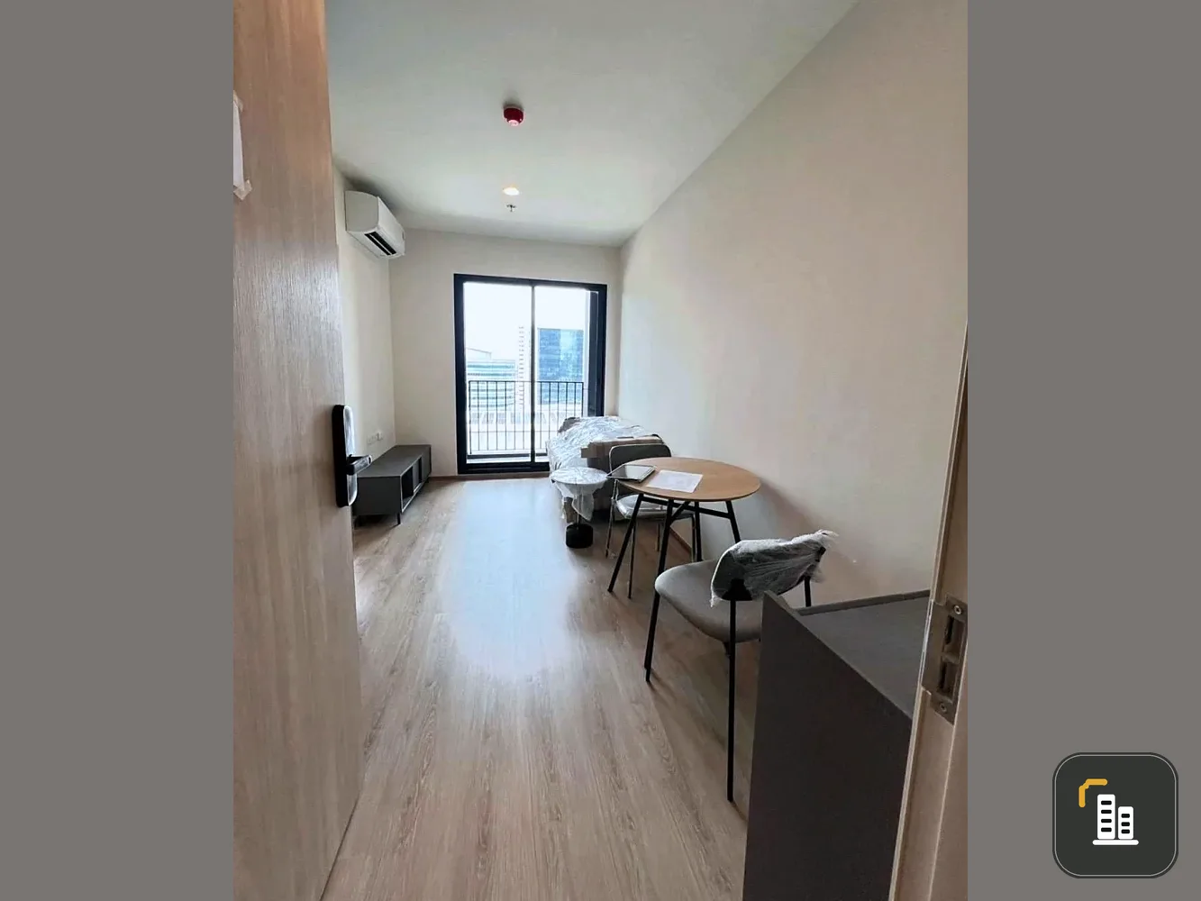 Selling down payment for Noble New District R9, a highly sought-after condo in the heart of Rama 9. Very high floor. You definitely need to reserve it
