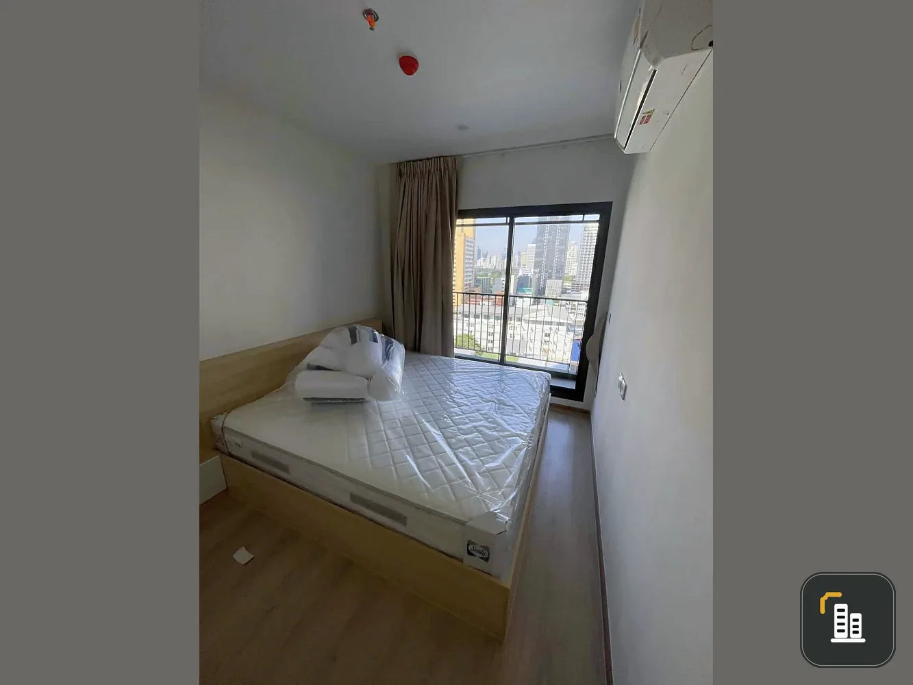 For rent: Life Rama 4 - Asoke, enjoy stunning city views, fully furnished, just bring your belongings and move in!
