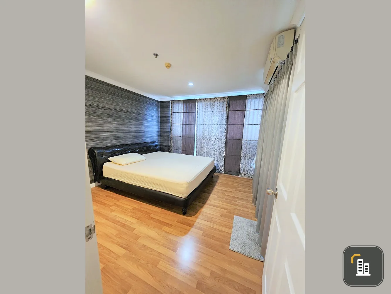 For sale: Lumpini Suite Rama 8, 9th floor, corner unit. Quiet and highly private with a large usable area. You definitely need to reserve this one!